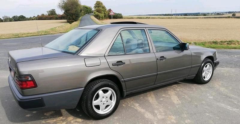 Gebraucht Mercedes E230 136 PS (100 kW) 1986 Grau Limousine