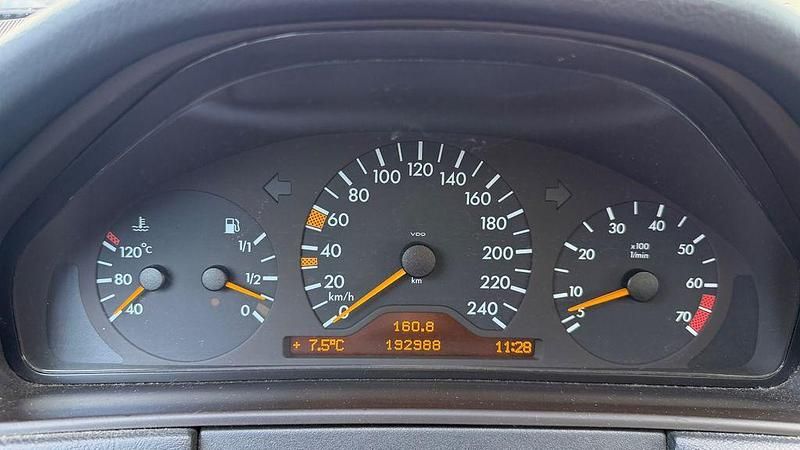 Gebraucht Mercedes E240 Avantgarde 170 PS (125 kW) 1999 Silber Limousine