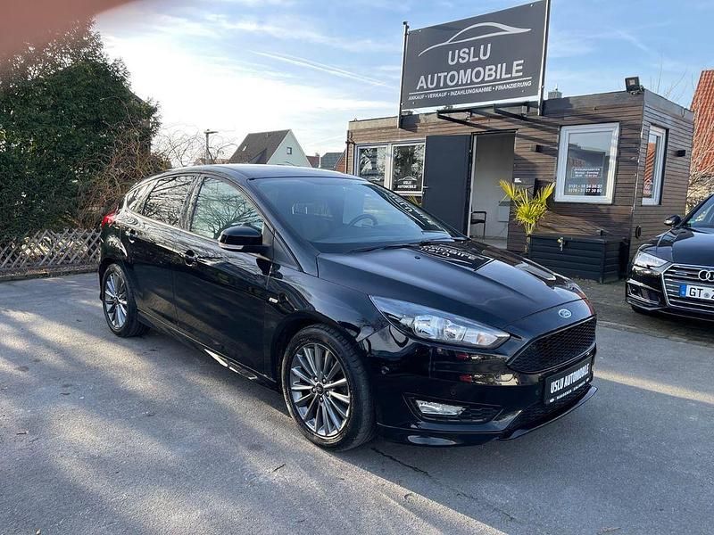 Schwarz Gebraucht 2018 Ford Focus ST-Line Limousine | 12.490 € (Guter Preis) - Bild 1/4