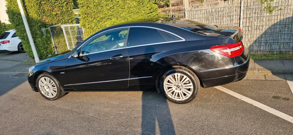 Gebraucht Mercedes E220 170 PS (125 kW) 2011 Schwarz Coupé