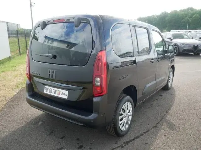 Neu Fiat Doblò Comfort 131 PS (96 kW) 2026 Cinema schwarz metallic Van / Kleinbus