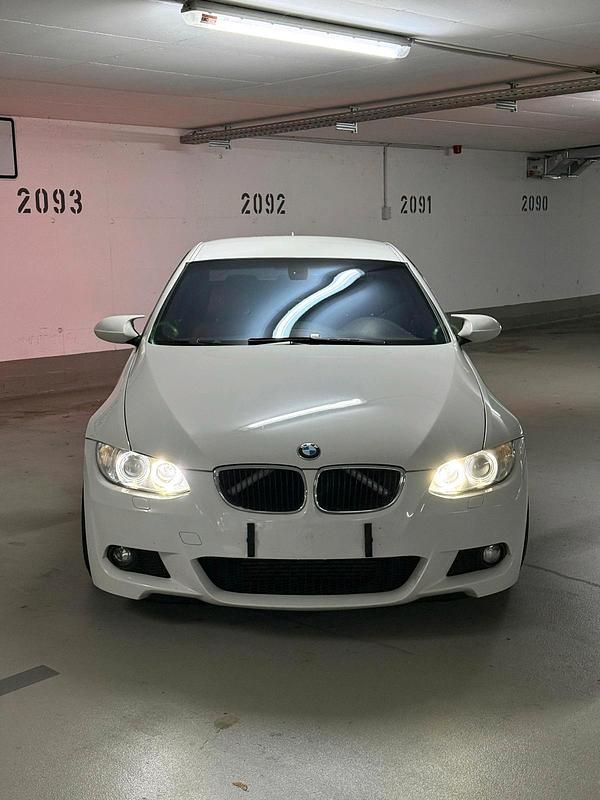 Weiß Gebraucht 2007 BMW 320 Coupé | 11.200 € - Bild 1/4