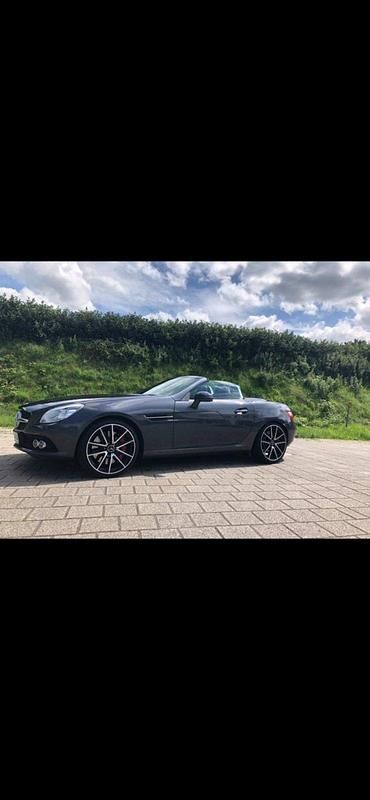 Grau Gebraucht 2011 Mercedes SLK250 Cabrio | 15.850 € - Bild 1/4