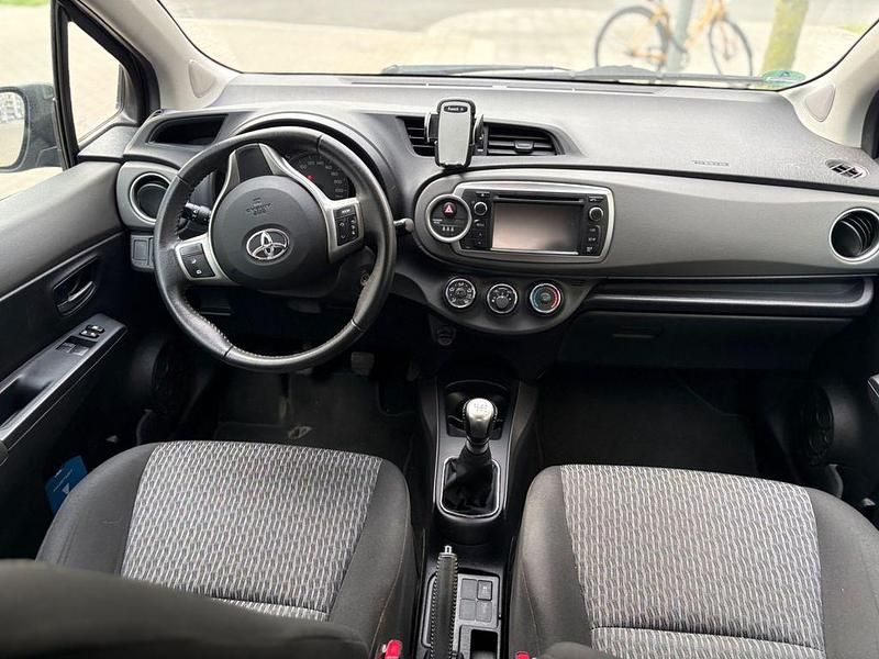 Gebraucht Toyota Yaris 99 PS (72 kW) 2013 Grau Kleinwagen