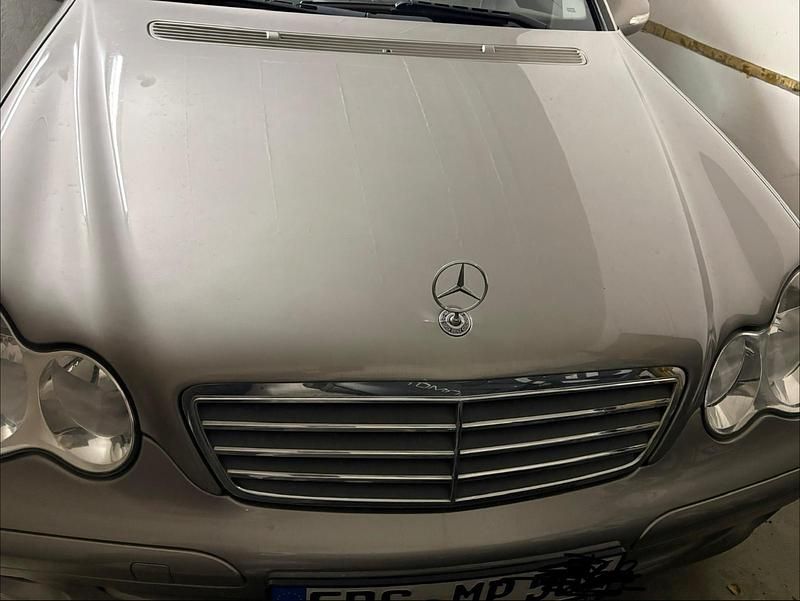 Grau Gebraucht 2005 Mercedes 220 Kombi | 3.500 € - Bild 1/4