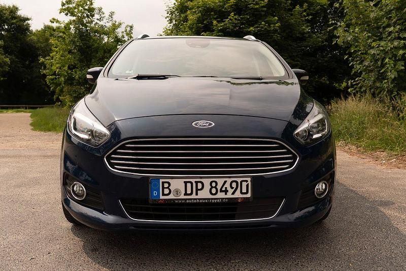 Blau Gebraucht 2019 Ford S-MAX S Van / Kleinbus | 17.000 € (Guter Preis) - Bild 1/4