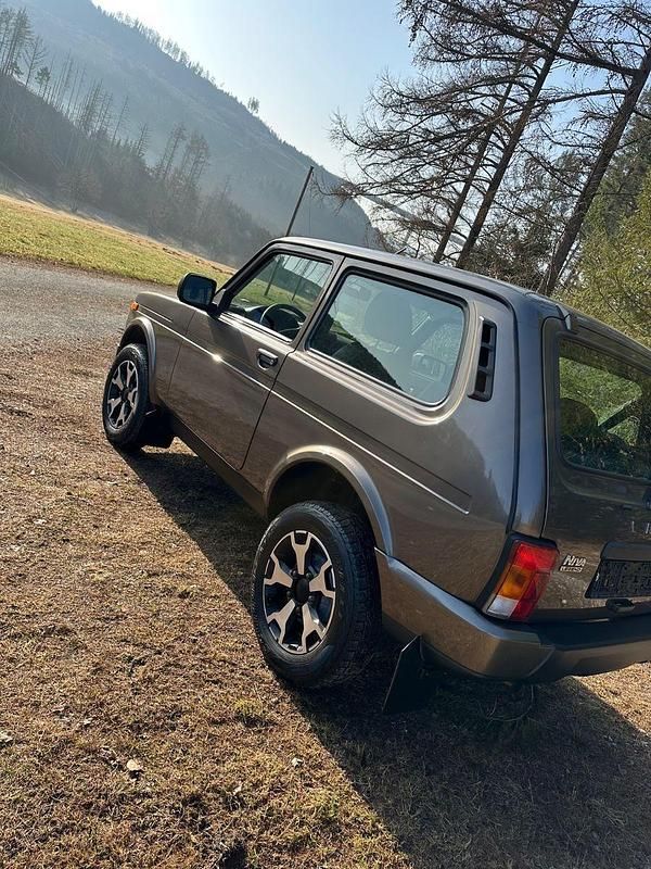 Gebraucht Lada Urban 83 PS (61 kW) 2023 Braun SUV