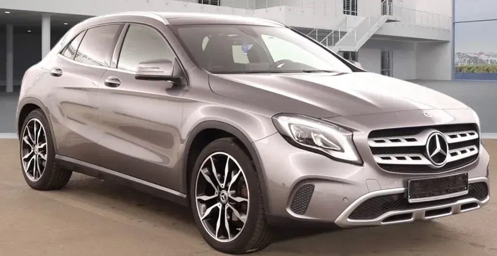 Gebraucht Mercedes GLA200 Urban 156 PS (114 kW) 2020 Grau SUV