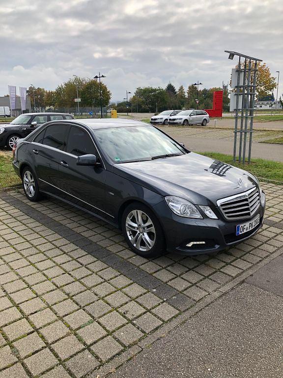 Grau Gebraucht 2009 Mercedes E250 Avantgarde Limousine | 6.900 € - Bild 1/4