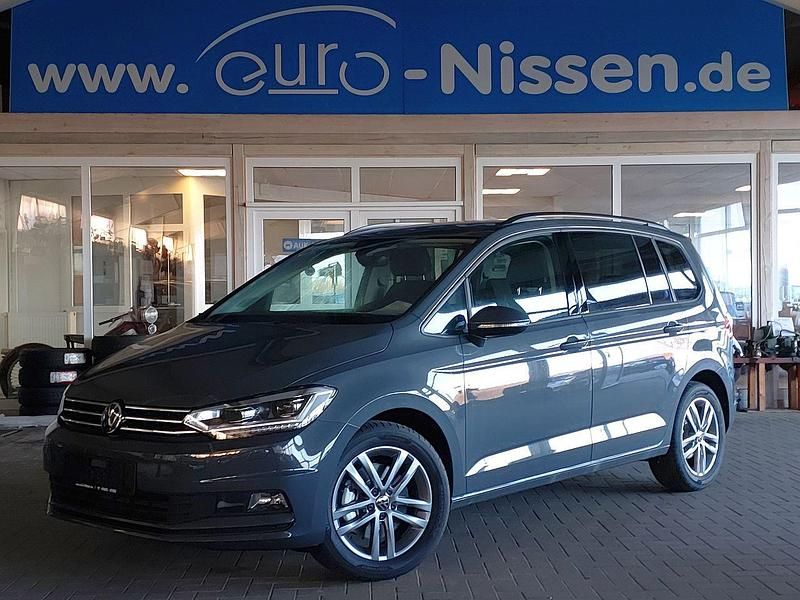 Neu VW Touran Comfortline 150 PS (110 kW) 2026 Delfingrau Van / Kleinbus