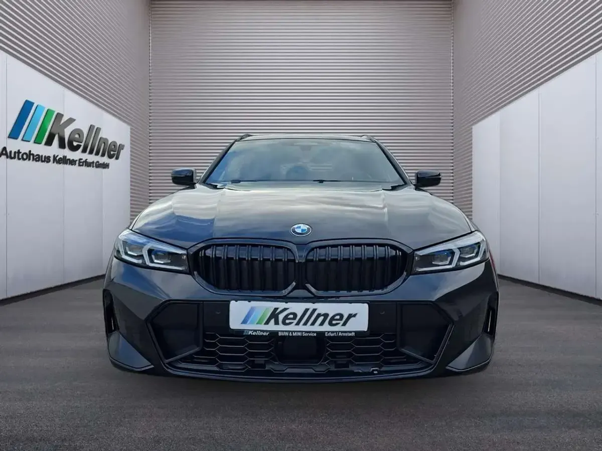 Gebraucht BMW 320 M Sport 190 PS (139 kW) 2024 Saphirschwarz Kombi
