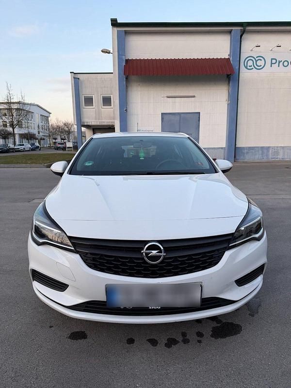 Gebraucht Opel Astra 101 PS (74 kW) 2017 Weiß Limousine