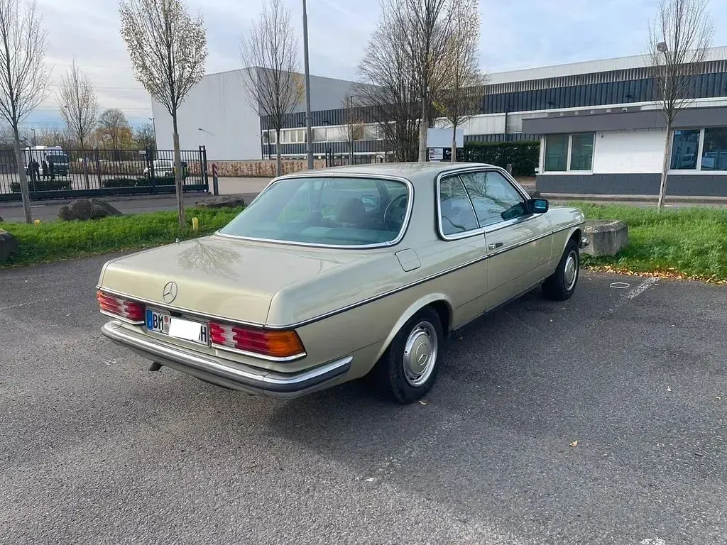 Gebraucht Mercedes 230 133 PS (97 kW) 1984 Grün Coupé