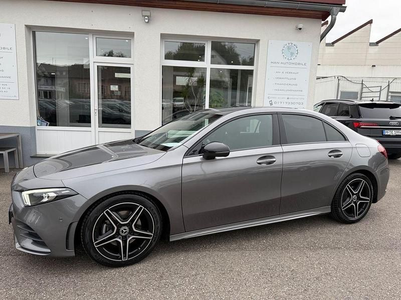 Mountaingrau met. Gebraucht 2021 Mercedes A200 AMG line Limousine | 22.250 € (Fairer Preis) - Bild 1/4