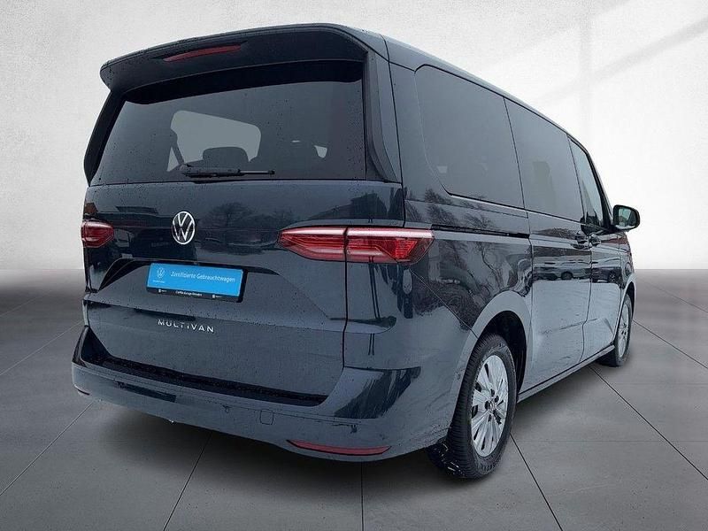 Gebraucht VW Multivan Life 150 PS (110 kW) 2024 Starlight blue metallic Van