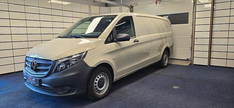 Grau Gebraucht 2019 Mercedes Vito Van / Kleinbus | 12.499 € - Bild 1/4