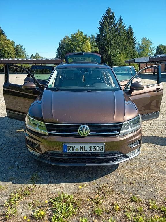 Braun Gebraucht 2017 VW Tiguan Comfortline SUV | 20.900 € (Etwas zu teuer) - Bild 1/4