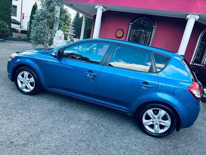 Gebraucht Kia Ceed 128 PS (94 kW) 2012 Blau Kleinwagen