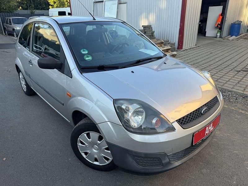Grau Gebraucht 2006 Ford Fiesta Ambiente Kleinwagen | 2.000 € (Fairer Preis) - Bild 1/4