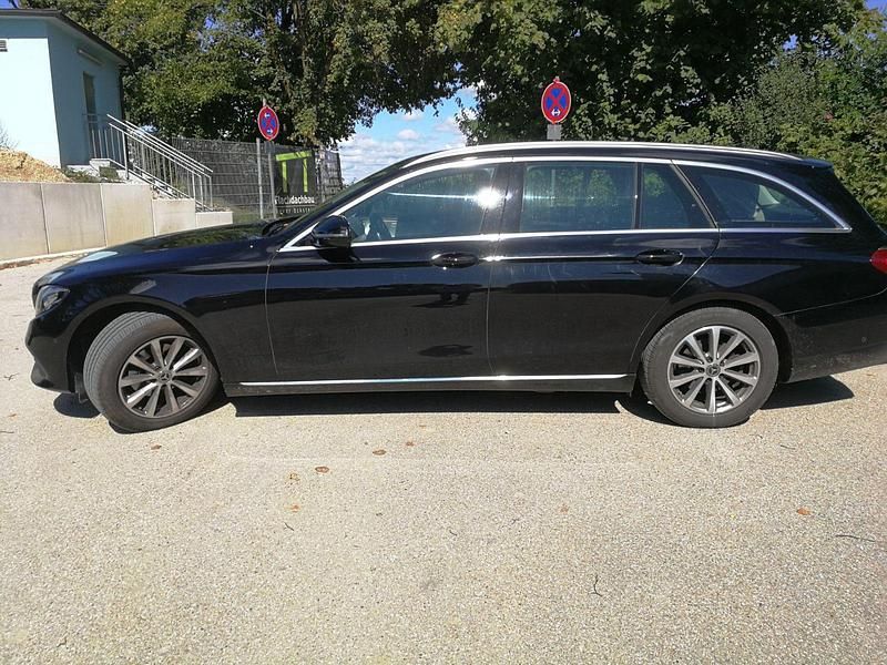 Schwarz Gebraucht 2018 Mercedes E200 Kombi | 22.000 € (Fairer Preis) - Bild 1/4