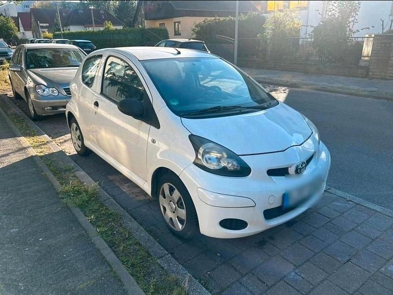 Weiß Gebraucht 2011 Toyota Aygo Kleinwagen | 2.800 € (Guter Preis) - Bild 1/4