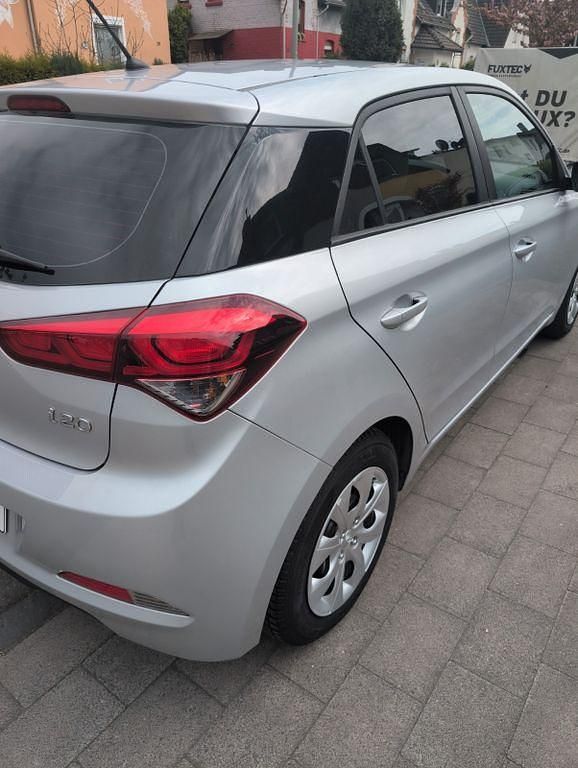Gebraucht Hyundai i20 75 PS (55 kW) 2017 Silber Limousine