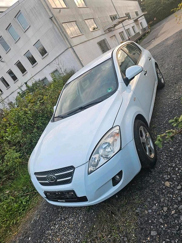 Weiß Gebraucht 2009 Kia Ceed 2 Kleinwagen | 1.750 € (Guter Preis) - Bild 1/4