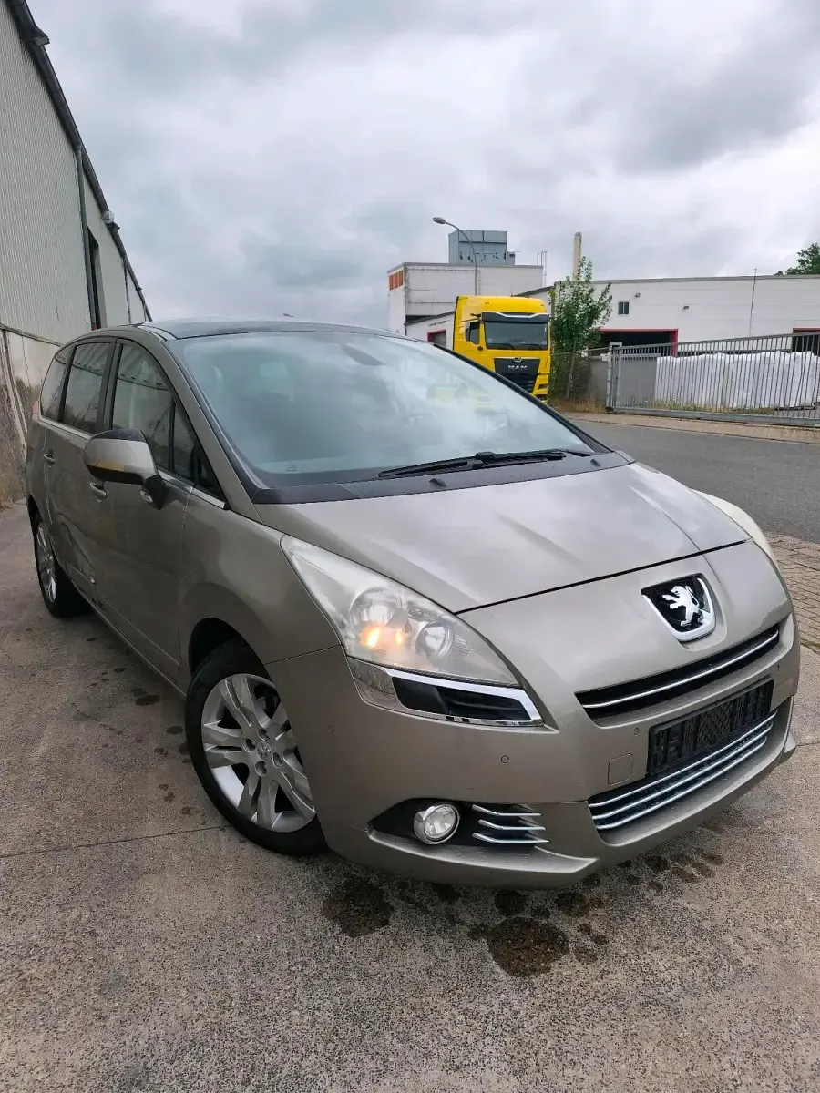 Gebraucht Peugeot 5008 156 PS (114 kW) 2010 Grau Van / Kleinbus