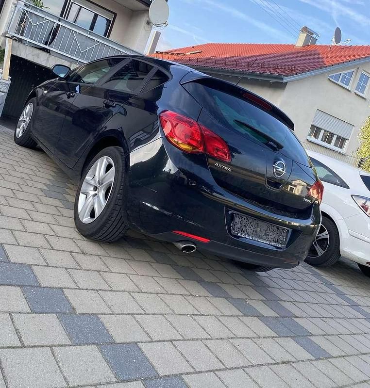 Gebraucht Opel Astra Design Edition 140 PS (102 kW) 2012 Schwarz Kleinwagen