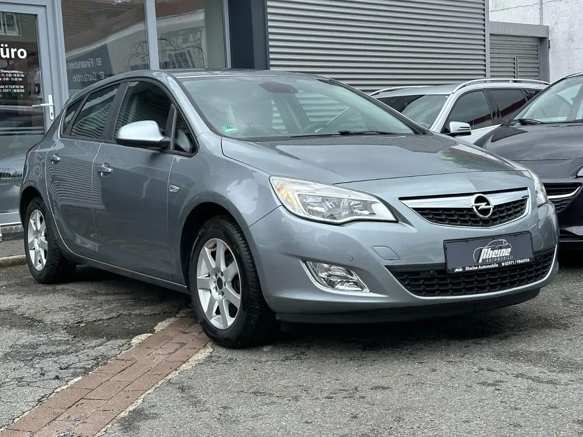 Gebraucht Opel Astra Edition 140 PS (102 kW) 2012 Silber Limousine