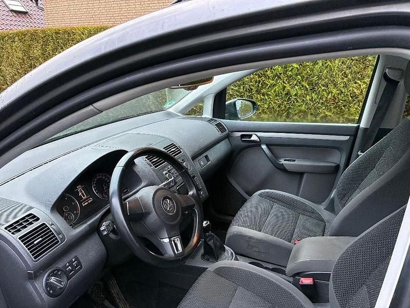 Gebraucht VW Touran Comfortline 140 PS (102 kW) 2011 Grau Van / Kleinbus