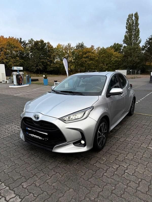 Silber Gebraucht 2023 Toyota Yaris Hybrid Kleinwagen | 20.500 € (Fairer Preis) - Bild 1/4