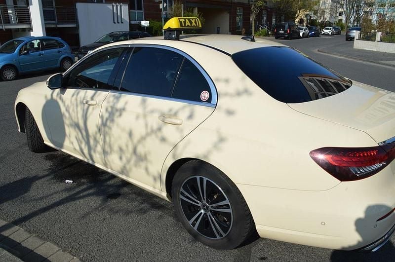 Gebraucht Mercedes E200 160 PS (117 kW) 2023 Gelb Limousine