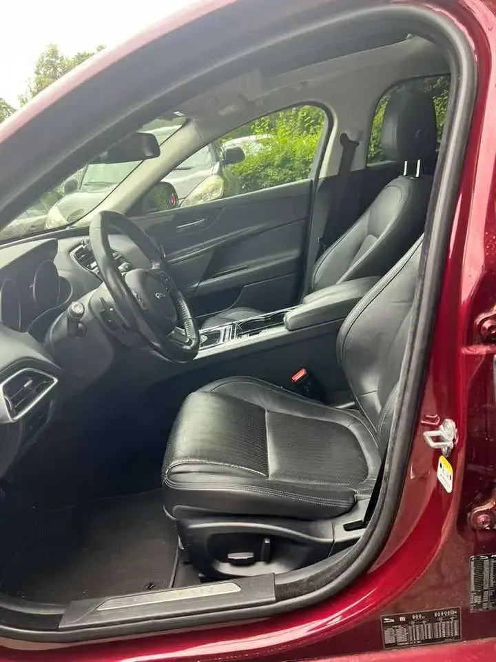Gebraucht Jaguar XE Portfolio 179 PS (131 kW) 2018 Rot Limousine