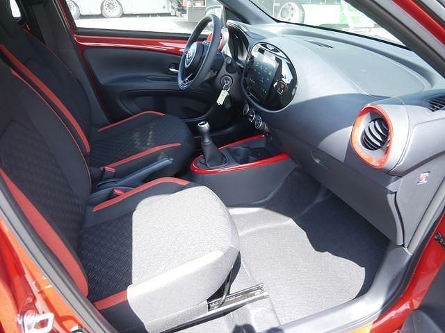 Neu Toyota Aygo X 72 PS (52 kW) 2025 Rot SUV
