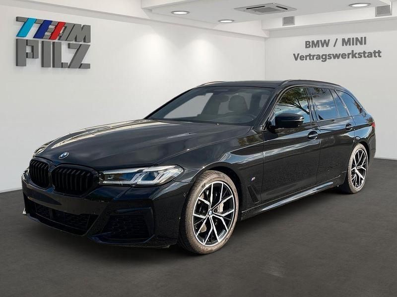 Black sapphire metallic Gebraucht 2024 BMW 540 M Sport Kombi | 63.950 € (Teuer) - Bild 1/4