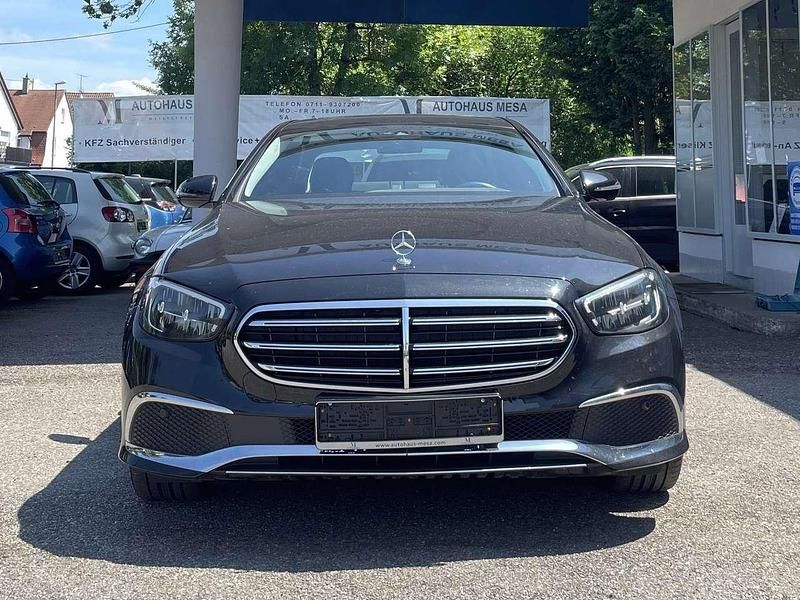 Obsidianschwarz metalliclack Gebraucht 2023 Mercedes E220 Limousine | 44.900 € (Etwas zu teuer) - Bild 1/4