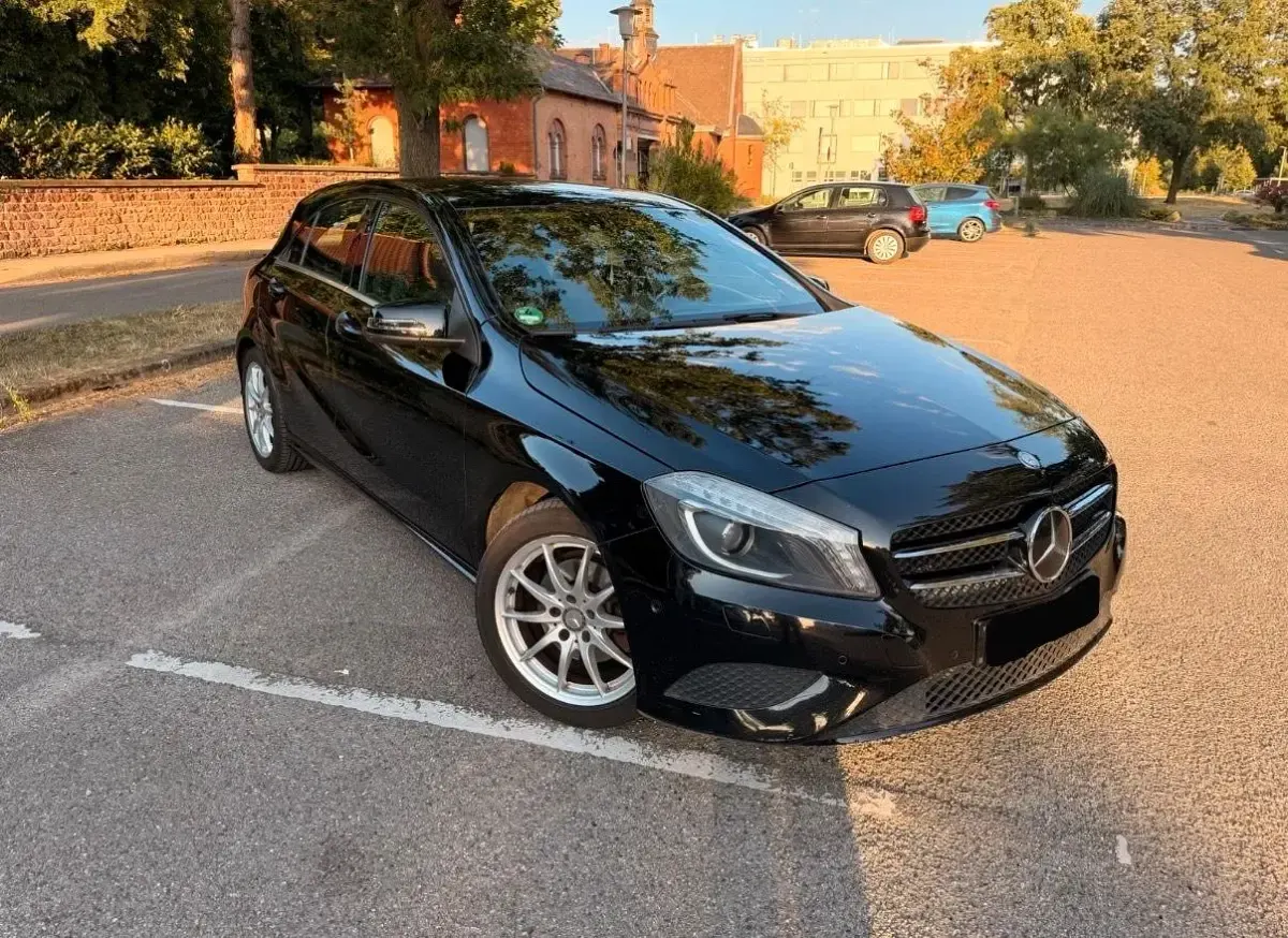 Gebraucht Mercedes A180 Style 122 PS (89 kW) 2013 Schwarz Kleinwagen