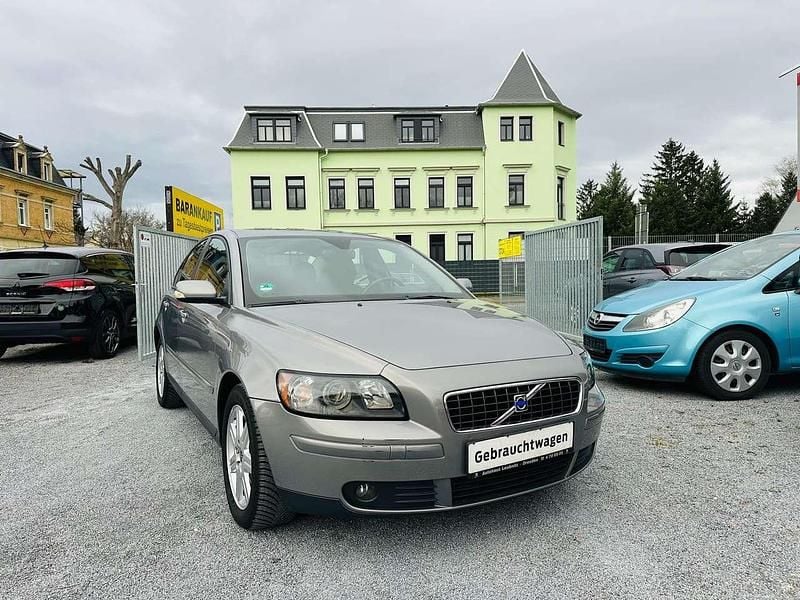 Grau Gebraucht 2004 Volvo S40 Kinetic Limousine | 2.999 € (Fairer Preis) - Bild 1/4