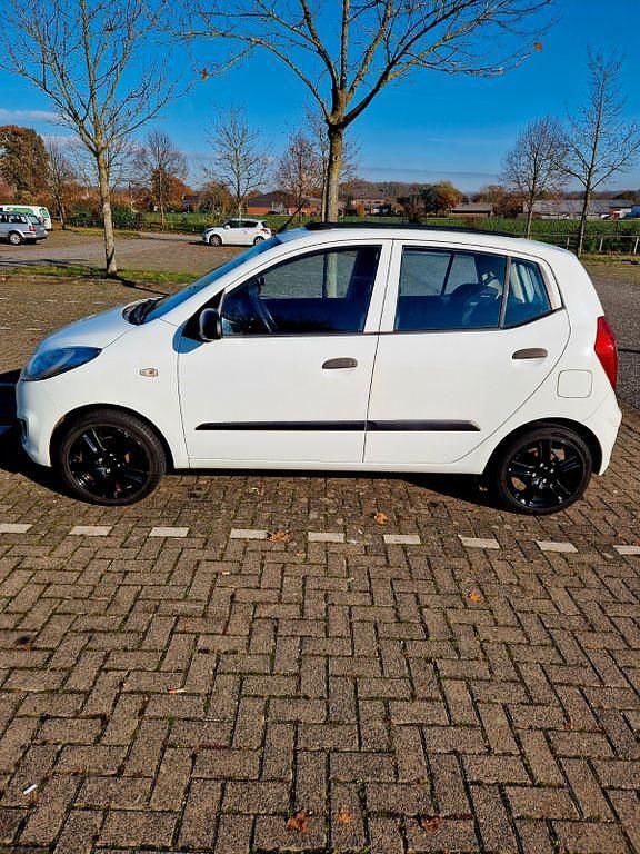 Weiß Gebraucht 2013 Hyundai i10 Edition Kleinwagen | 3.210 € (Fairer Preis) - Bild 1/4