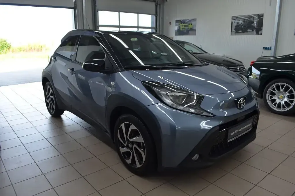 Gebraucht Toyota Aygo X Basis 72 PS (52 kW) 2024 Celestite grey metallic / night sky black SUV