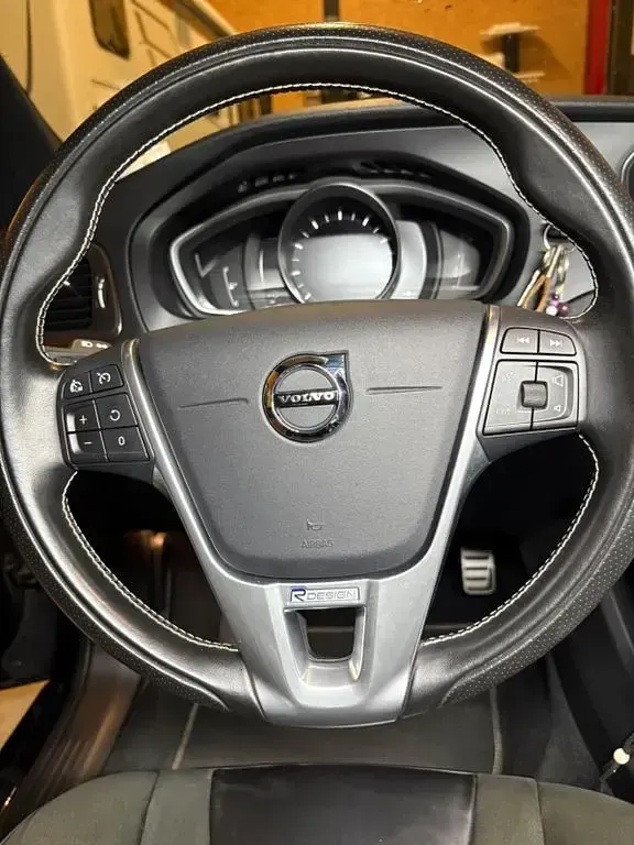Gebraucht Volvo V40 R-Design 152 PS (111 kW) 2018 Schwarz Limousine