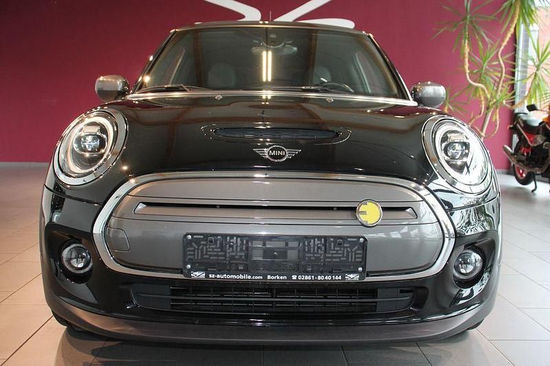 Gebraucht Mini Cooper SE 135 kW (184 PS) 2020 Midnight black metallic Kleinwagen