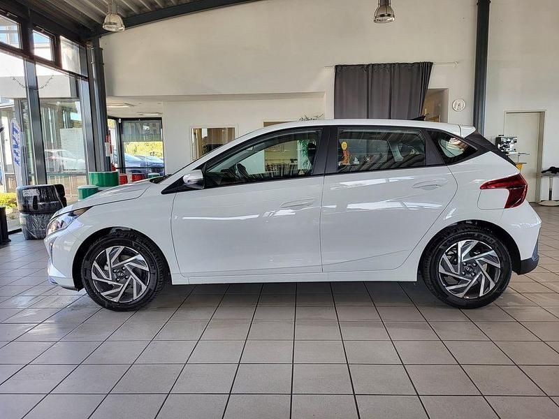 Neu Hyundai i20 79 PS (58 kW) 2025 Atlas white Limousine