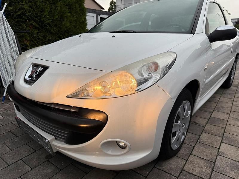 Weiß Gebraucht 2012 Peugeot 206+ Kleinwagen | 2.600 € (Fairer Preis) - Bild 1/4