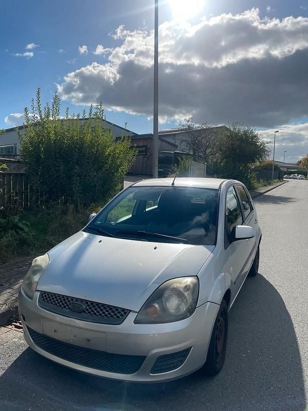 Silber Gebraucht 2008 Ford Fiesta Kleinwagen | 550 € (Superpreis) - Bild 1/4