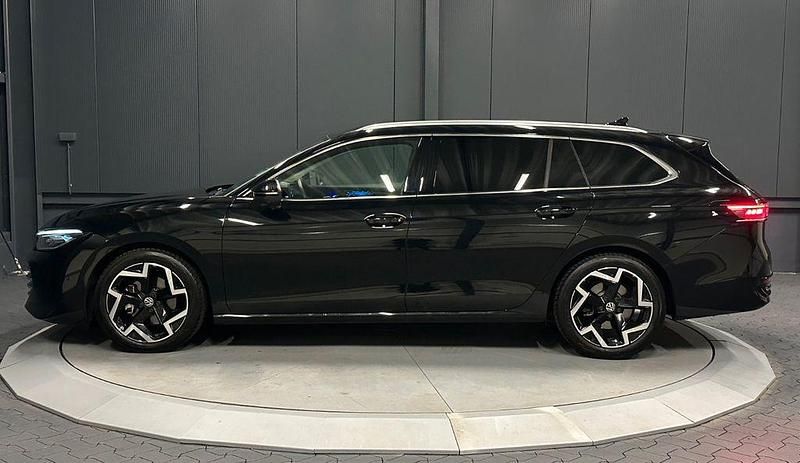 Gebraucht VW Passat Elegance 150 PS (110 kW) 2025 Grenadillschwarz metallic Kombi