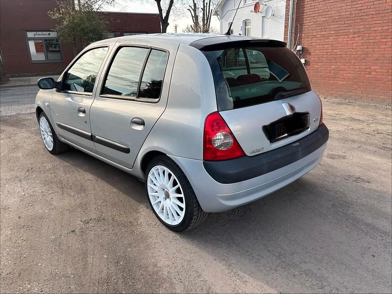 Gebraucht Renault Clio II 75 PS (55 kW) 2004 Silber Kleinwagen