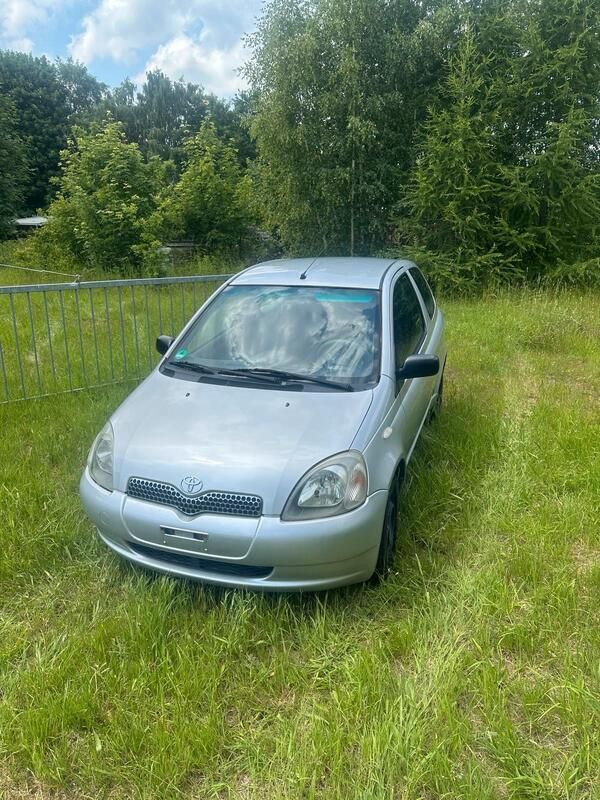 Silber Gebraucht 2002 Toyota Yaris Kleinwagen | 800 € (Guter Preis) - Bild 1/4