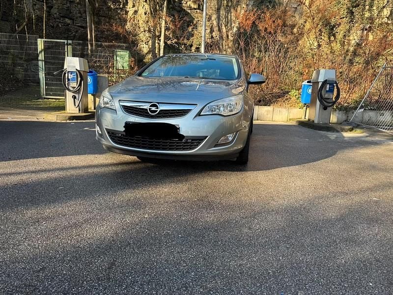 Silber Gebraucht 2012 Opel Astra Limousine | 4.499 € (Fairer Preis) - Bild 1/4